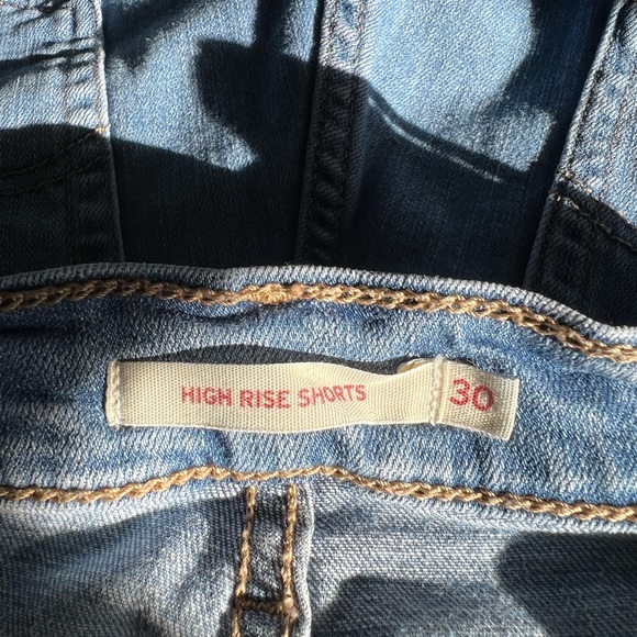 Levi’s Hi-rise Shorts med blue wash size 30 Waist with 11” rise jean shorts. - Picture 9 of 9